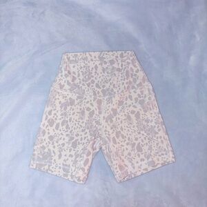 Lululemon, high rise, white cheetah camo align biker shorts, size 4